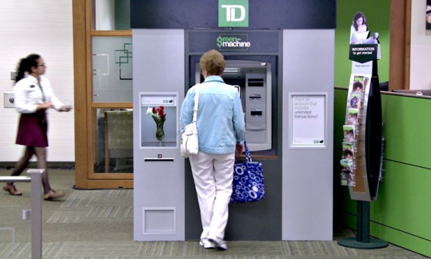 Ação de relacionamento do Banco TD Canadá Trust através de ATMs que agradeciam e presenteavam seus clientes