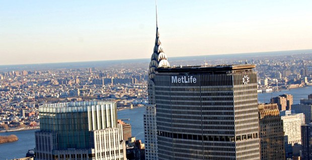 Logotipo posicionado no topo do prédio da Metllife em Nova York